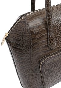 Sac à main en cuir embossé crocodile marron avec doubles anses, un haut zippé et une poche avant dotée d'une fermeture éclair assortie. Texture lisse.