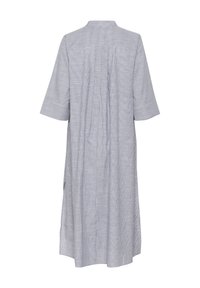 Rochie pătrată în gri și alb, cu mâneci scurte, guler în picioare, pliseuri la spate și buzunare laterale; material ușor și croială lejeră.