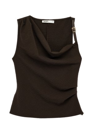 Haut en maille sans manches brun foncé avec encolure drapée et bretelle réglable avec boucle en métal.