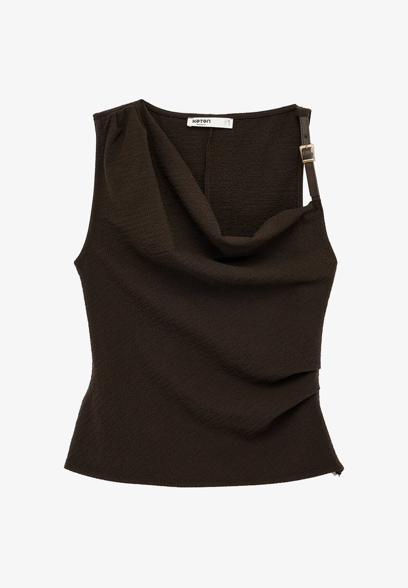 Top sin mangas de punto marrón oscuro con escote drapeado y tira ajustable en el hombro con hebilla de metal.