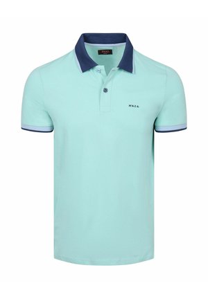 Lichtblauw poloshirt met korte mouwen, marineblauwe kraag en mouwboord, twee knopen bij de sluiting en klein NZA-logo op de linkerborst.