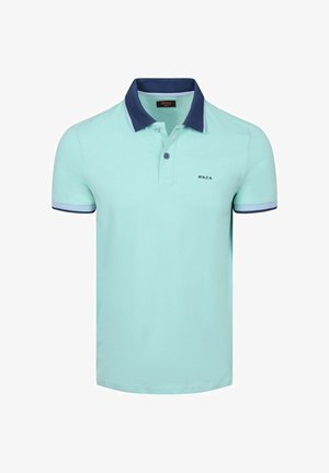 Lichtblauw poloshirt met korte mouwen, marineblauwe kraag en mouwboord, twee knopen bij de sluiting en klein NZA-logo op de linkerborst.