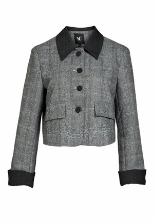 Grijze cropped jas met zwarte kraag en manchetten, vier zwarte knopen aan de voorkant en twee klepzakken ter hoogte van de taille.