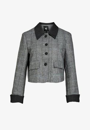 Geacă gri scurtă cu guler și manșete negre, patru nasturi negri în față și două buzunare cu clapetă la nivelul taliei.