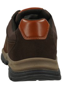 Bruine suède en mesh schoen met een tan lederen accent bij de hak. Bevat een gestructureerde zwarte rubberen zool en een ronde vorm.