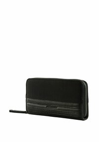 Portefeuille noir combinant cuir texturé et tissu lisse. Dispose d'une fermeture éclair et d'accents à rayures horizontales sur le devant.