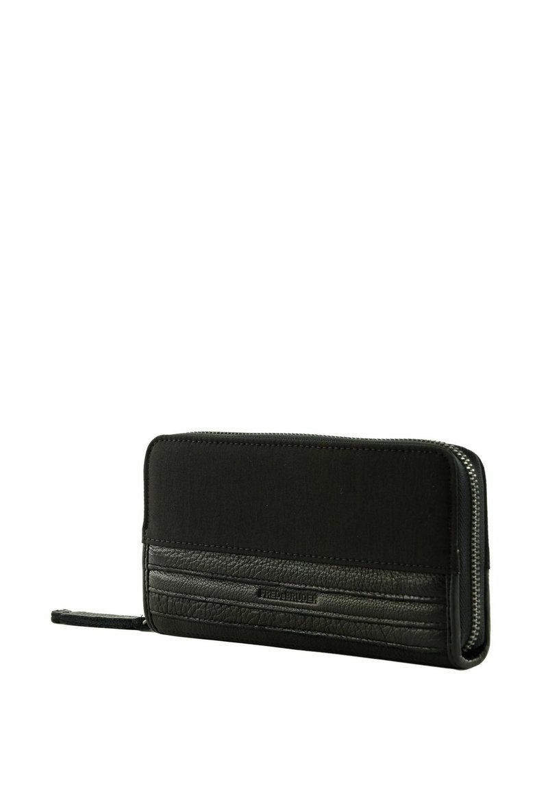 Portefeuille noir combinant cuir texturé et tissu lisse. Dispose d'une fermeture éclair et d'accents à rayures horizontales sur le devant.