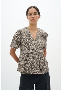 Blůza s krátkým rukávem v leopardím vzoru, s V-výstřihem a nařaseným pasem, vyrobená z lehké tkaniny. Měkká textura a neutrální tóny.