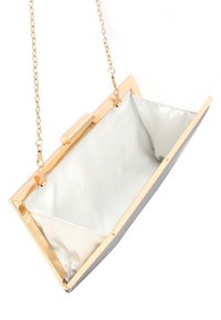 Metallinen kultakehyksinen clutch-laukku, jossa on teksturoitu harmaa ulkopinta ja satiininen sisus. Varustettu ketjuhihnalla ja suljettavalla lukolla.
