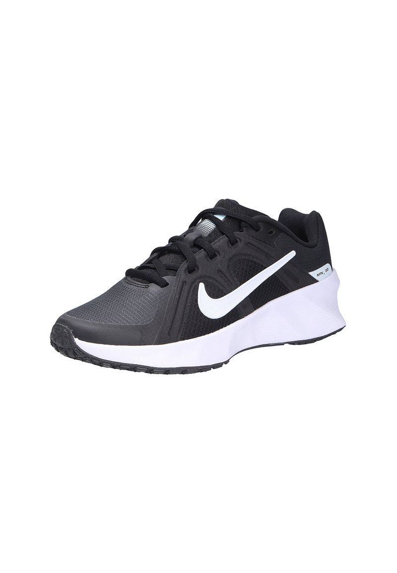 Sort sportssko med en tekstureret overdel, hvid Nike swoosh, hvid mellemsål og sort gummisål. Har snørelukning og mesh-paneler.