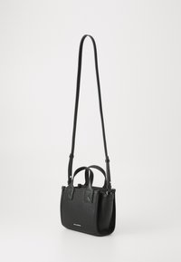 Sac à main en cuir noir texturé avec doubles poignées supérieures et bandoulière réglable. Doté d'une forme carrée et d'un détail de logo subtil à l'avant.