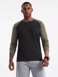 Schwarzes und olivgrünes Langarm-T-Shirt mit Raglanärmeln, Rundhalsausschnitt und einfachem Saum. Verfügt über ein kleines Emblem in der Nähe des Saums.