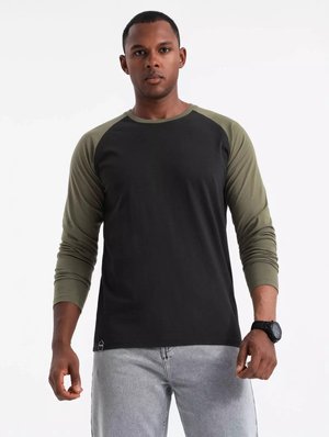 Zwart en olijfgroen langslijf T-shirt met raglanmouwen, ronde hals en eenvoudige zoom. Bevat een klein embleem nabij de zoom.
