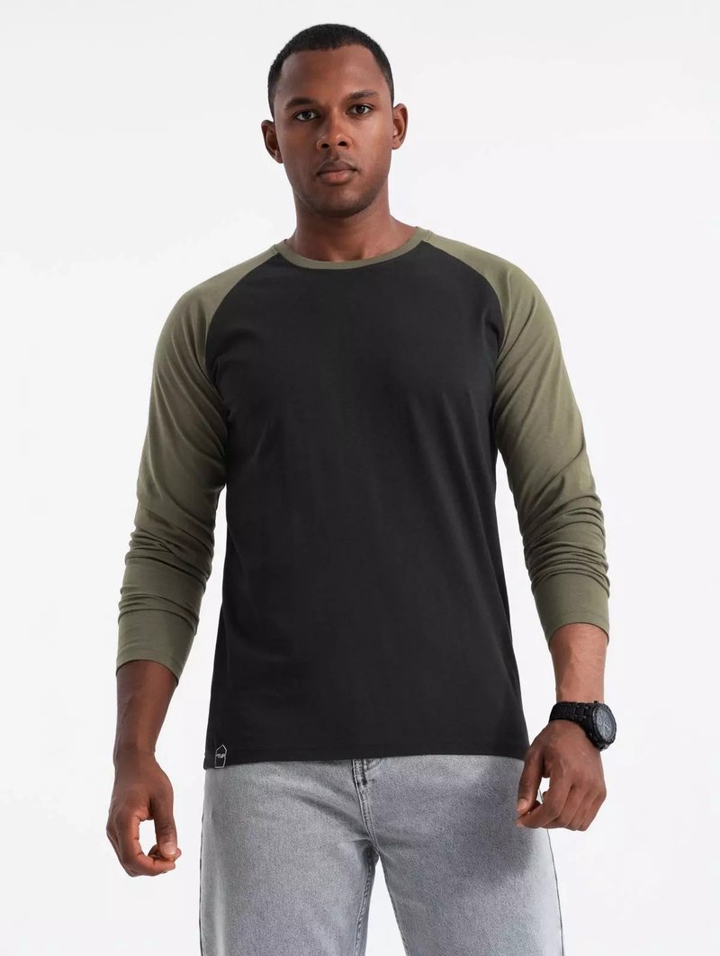 Schwarzes und olivgrünes Langarm-T-Shirt mit Raglanärmeln, Rundhalsausschnitt und einfachem Saum. Verfügt über ein kleines Emblem in der Nähe des Saums.