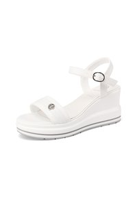 Sandali a zeppa bianchi con due cinturini, uno dei quali presenta dettagli di cucitura e un accento metallico decorativo. Suola leggera con un design a righe.