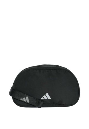 Marsupio Adidas nero a forma di mezzaluna con zip principale e tracolla nera con logo Adidas bianco al centro davanti.