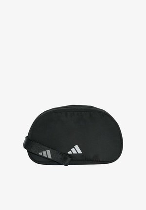 Marsupio Adidas nero a forma di mezzaluna con zip principale e tracolla nera con logo Adidas bianco al centro davanti.