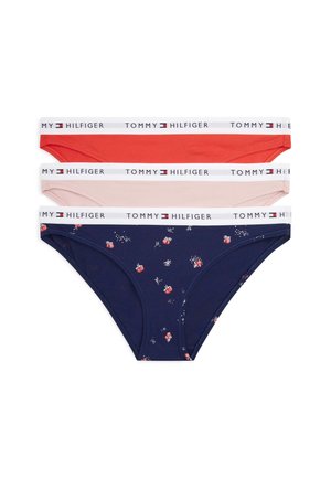 Drei Baumwoll-Bikini-Slips in Rot, Hellrosa und Navy mit floralem Muster, mit weißen elastischen Bündchen mit der Aufschrift "Tommy Hilfiger".