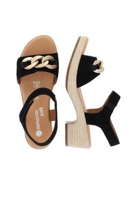 Schwarze Plattform-Sandalen mit Kettendetail, Obermaterial aus Wildleder und einem strukturierten, hellen Holzabsatz. Weiches Fußbett mit Logo der Marke.