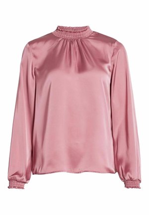 Blouse en satin rose à manches longues, col haut smocké et poignets élastiques. Texture lisse et silhouette amplement ajustée.