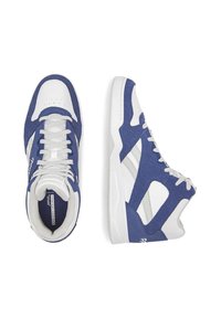 Zilu un baltu Reebok augsto apavu pāris, viens skatīts no augšas un otrs no sāna, uz balta fona.