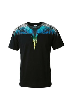 T-shirt nera a maniche corte con motivo colorato di ali di uccello blu, verde e giallo intorno al colletto e alla parte superiore del petto.