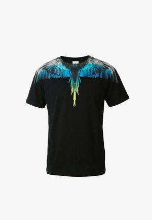 T-shirt nera a maniche corte con motivo colorato di ali di uccello blu, verde e giallo intorno al colletto e alla parte superiore del petto.
