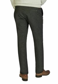 Graue Hose mit strukturierter Oberfläche, zwei Gesäßtaschen und braunen Akzenten, kombiniert mit braunen Schuhen, von hinten betrachtet.