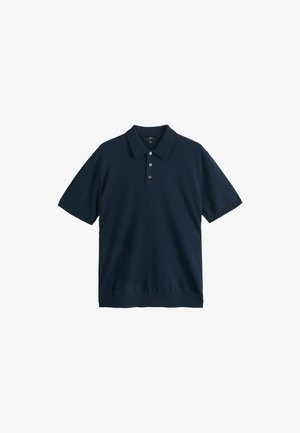 Sügavsinine lühikeste varrukatega polo särk kudumkangast, millel on klassikaline krae ja kolm-nupuline plokk, alumisel äärel soonikkoes detailid.