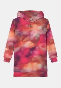 Mikina s kapucí ve stylu šatů s růžovým, červeným, oranžovým a fialovým tie-dye vzorem a malým logem Calvin Klein Jeans na hrudi.