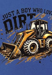 Grafika żółtej ładowarki czołowej na niebieskim tle, z napisem "Tylko chłopak, który kocha brud" w kolorze czarnym, z plamami brązowego brudu.