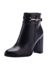 Stivale alla caviglia in pelle nera con tacco a blocco e una strap decorativa in metallo dorato attorno alla parte superiore.