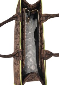 Borsa a tracolla marrone con motivo e rifiniture verdi; presenta chiusura a doppia zip, due manici e fodera a pois. L'interno è imbottito con pluriball.