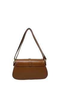 Borsa a tracolla in pelle marrone con chiusura a patta e tracolla regolabile, texture liscia, forma rettangolare strutturata.