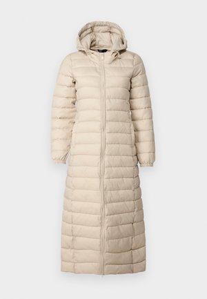 Hosszú, bézs színű, bélelt kabát kapucnival, függőleges steppelt mintával, teljes hosszúságú cipzárral elől és rugalmas mandzsettákkal. Ankle-hosszúságú fazon.