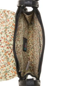 Svart läderhandväska med dragkedjestängning. Blommig tygfoder i krämfärg, med små orangea och gröna blommor. En innerficka med dragkedja.