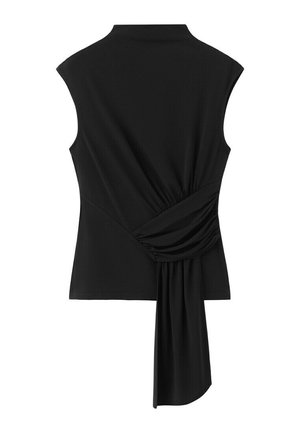 Zwarte mouwloze top met een hoge halslijn, asymmetrisch geplooid detail en een lange gedrapeerde stof die vanaf de onderrug hangt.