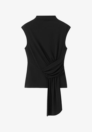 Haut noir sans manches avec un col montant, un détail asymétrique froncé, et un long tissu drapé suspendu dans le bas du dos.