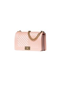 Borsa a tracolla in pelle trapuntata rosa con motivi diagonali, tracolla in catena dorata e chiusura a scatto dorata sul davanti. Forma rettangolare.