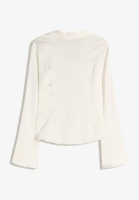 Langærmet bluse i off-white satin med en glat tekstur, rund kant og syning ved skulderen og manchetten.
