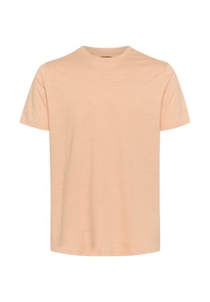Camiseta de manga corta color durazno claro, con cuello redondo, hecha de un tejido suave con una textura lisa, que presenta un diseño simple y sin adornos.