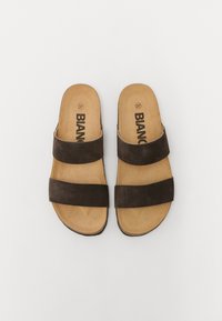 Brune semskede slidesandaler med to brede stropper, en polstret indersål og en mørk gummiydersål, mærket med mærket "BIANCO" og størrelse "37."