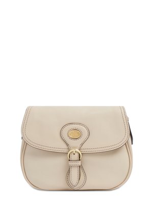 Borsa a tracolla in pelle beige con patta cucita, fibbia color oro e piccolo emblema ovale centrato sulla cinghia frontale.