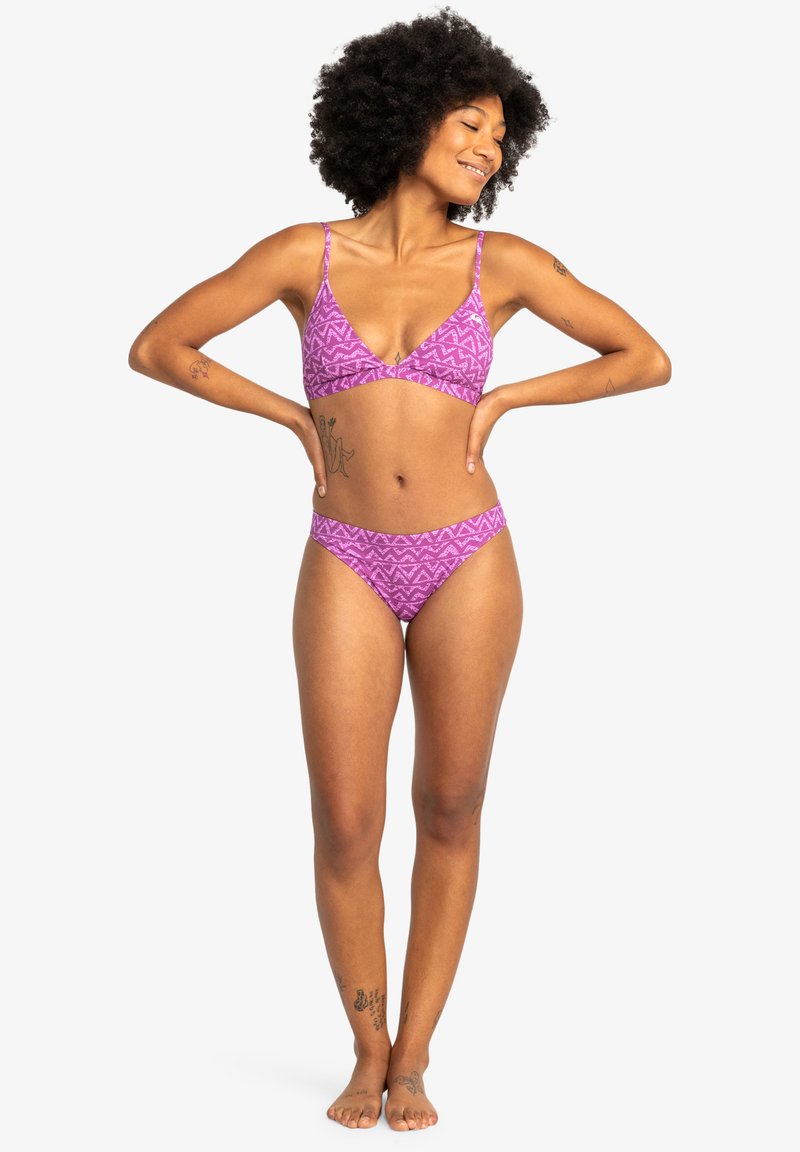 Ružový bikini set s vzorom, ktorý obsahuje trojuholníkový bralet s tenkými ramienkami a zodpovedajúce nízko umiestnené nohavičky. Materiál vyzerá hladko s jemným leskom.