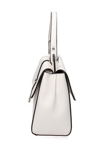 Witte leren handtas met een gestructureerde vorm, zwarte accenten en een enkele handgreep. Heeft een gladde textuur en minimale hardware.
