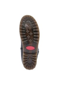 Semelle de botte en caoutchouc noir avec un motif de rainure comportant des formes croisées ; patch d'accent rouge près du talon ; matériau texturé et durable.