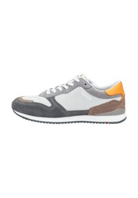 Graue und weiße Sneaker aus Wildleder und Leder mit einem orangefarbenen Akzent an der Ferse und einem weißen Schnürsystem.