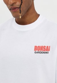 YOURTURN by Zalando UNISEX - Тениска с щампа - white