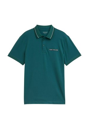 Teal poloshirt met een platte kraag, witte en groene afwerking, drieknopenlijst en "TOM TAILOR" geborduurd op de linkerkant van de borst.