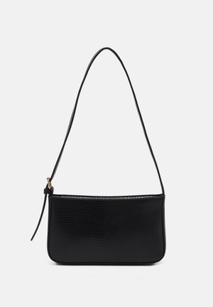 Schwarze Lederhandtasche mit strukturiertem Oberfläche, schlanker rechteckiger Form und abnehmbarem Schultergurt. Verfügt über goldfarbene Hardwareakzente.